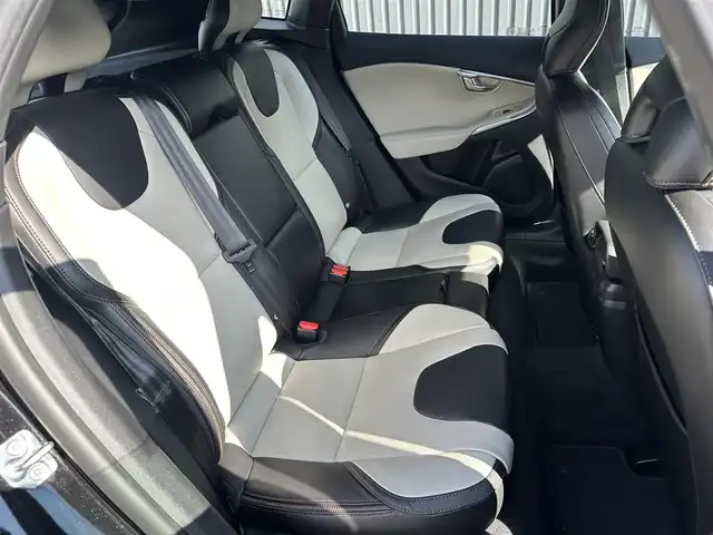 ボルボ Ｖ４０ クロスカントリー D4 アクティブED 福島県 2018(平30)年 5.4万km オニキスブラックP 150台限定車/パノラマガラスルーフ/Harman/Kardon/ACC/レーンキープ/ブラインドスポット/コンビ革シート/パワーシート/シートヒーター/純正ナビ/バックカメラ/フルセグTV/ETC/LEDオートライト/前後ドライブレコーダー/コーナーセンサー/社外レーダー/純正19AW/パドルシフト/スマートキー/取扱説明書/保証書/スペアキー