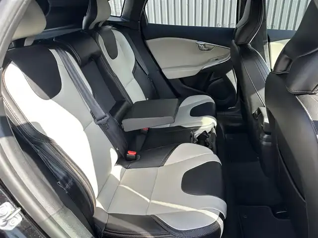 ボルボ Ｖ４０ クロスカントリー D4 アクティブED 福島県 2018(平30)年 5.4万km オニキスブラックP 150台限定車/パノラマガラスルーフ/Harman/Kardon/ACC/レーンキープ/ブラインドスポット/コンビ革シート/パワーシート/シートヒーター/純正ナビ/バックカメラ/フルセグTV/ETC/LEDオートライト/前後ドライブレコーダー/コーナーセンサー/社外レーダー/純正19AW/パドルシフト/スマートキー/取扱説明書/保証書/スペアキー