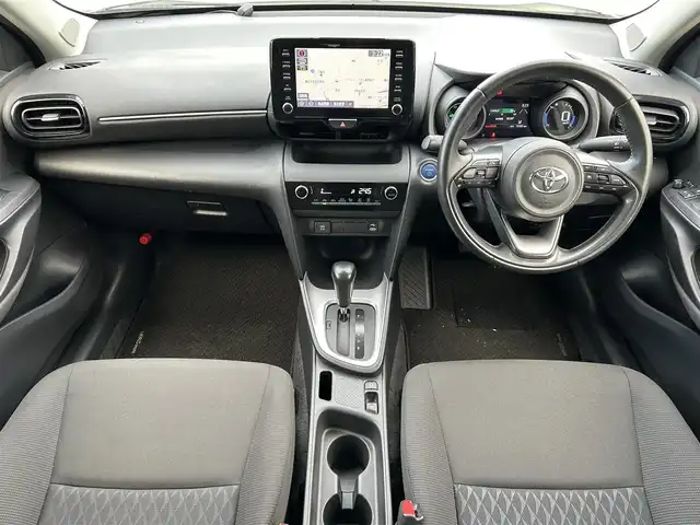 トヨタ ヤリスクロス ハイブリッド G 静岡県 2021(令3)年 1.6万km ホワイトパールクリスタルシャイン 純正ディスプレイオーディオナビ/　（AppleCarPlay/AndroidAuto/Bluetooth/）/フルセグTV/バックカメラ/トヨタセーフティセンス/プリクラッシュセーフティ/レーダークルーズコントロール/前後コーナーセンサー/レーンキープアシスト/純正ビルトインETC2.0/前後ドライブレコーダー/電動パーキングブレーキ/オートブレーキホールド/プッシュスタート/スマートキー/純正フロアマット/取扱い説明書/保証書