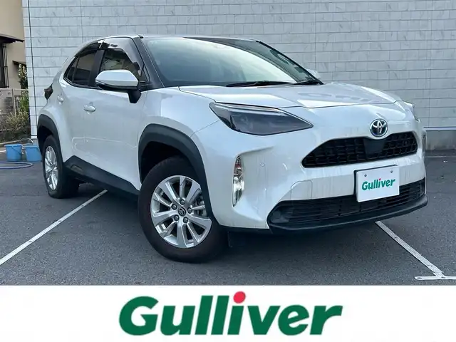 トヨタ ヤリスクロス ハイブリッド G 静岡県 2021(令3)年 1.6万km ホワイトパールクリスタルシャイン 純正ディスプレイオーディオナビ/　（AppleCarPlay/AndroidAuto/Bluetooth/）/フルセグTV/バックカメラ/トヨタセーフティセンス/プリクラッシュセーフティ/レーダークルーズコントロール/前後コーナーセンサー/レーンキープアシスト/純正ビルトインETC2.0/前後ドライブレコーダー/電動パーキングブレーキ/オートブレーキホールド/プッシュスタート/スマートキー/純正フロアマット/取扱い説明書/保証書