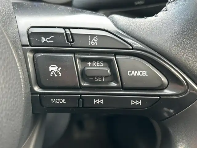 トヨタ ヤリスクロス ハイブリッド G 静岡県 2021(令3)年 1.6万km ホワイトパールクリスタルシャイン 純正ディスプレイオーディオナビ/　（AppleCarPlay/AndroidAuto/Bluetooth/）/フルセグTV/バックカメラ/トヨタセーフティセンス/プリクラッシュセーフティ/レーダークルーズコントロール/前後コーナーセンサー/レーンキープアシスト/純正ビルトインETC2.0/前後ドライブレコーダー/電動パーキングブレーキ/オートブレーキホールド/プッシュスタート/スマートキー/純正フロアマット/取扱い説明書/保証書