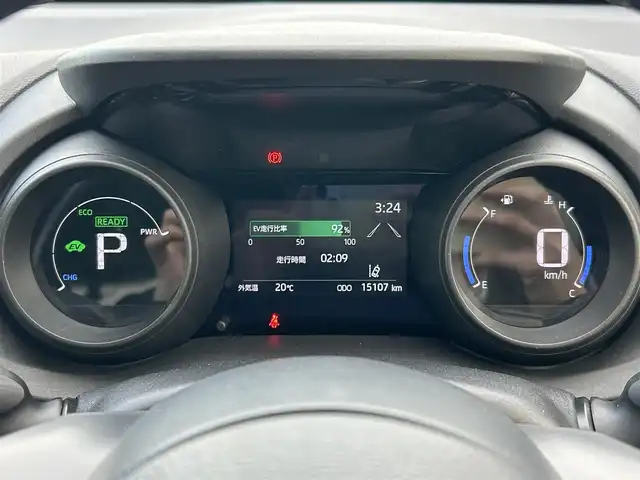 トヨタ ヤリスクロス ハイブリッド G 静岡県 2021(令3)年 1.6万km ホワイトパールクリスタルシャイン 純正ディスプレイオーディオナビ/　（AppleCarPlay/AndroidAuto/Bluetooth/）/フルセグTV/バックカメラ/トヨタセーフティセンス/プリクラッシュセーフティ/レーダークルーズコントロール/前後コーナーセンサー/レーンキープアシスト/純正ビルトインETC2.0/前後ドライブレコーダー/電動パーキングブレーキ/オートブレーキホールド/プッシュスタート/スマートキー/純正フロアマット/取扱い説明書/保証書