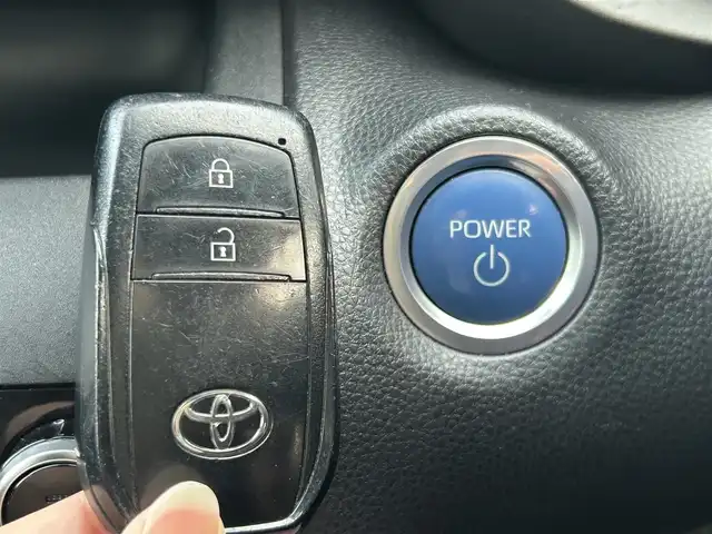 トヨタ ヤリスクロス ハイブリッド G 静岡県 2021(令3)年 1.6万km ホワイトパールクリスタルシャイン 純正ディスプレイオーディオナビ/　（AppleCarPlay/AndroidAuto/Bluetooth/）/フルセグTV/バックカメラ/トヨタセーフティセンス/プリクラッシュセーフティ/レーダークルーズコントロール/前後コーナーセンサー/レーンキープアシスト/純正ビルトインETC2.0/前後ドライブレコーダー/電動パーキングブレーキ/オートブレーキホールド/プッシュスタート/スマートキー/純正フロアマット/取扱い説明書/保証書