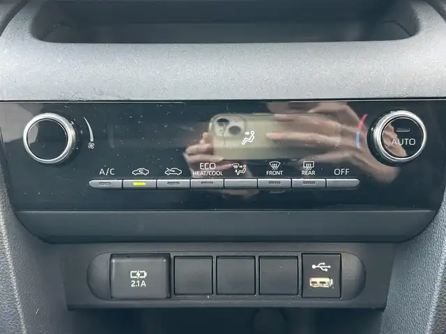 トヨタ ヤリスクロス ハイブリッド G 静岡県 2021(令3)年 1.6万km ホワイトパールクリスタルシャイン 純正ディスプレイオーディオナビ/　（AppleCarPlay/AndroidAuto/Bluetooth/）/フルセグTV/バックカメラ/トヨタセーフティセンス/プリクラッシュセーフティ/レーダークルーズコントロール/前後コーナーセンサー/レーンキープアシスト/純正ビルトインETC2.0/前後ドライブレコーダー/電動パーキングブレーキ/オートブレーキホールド/プッシュスタート/スマートキー/純正フロアマット/取扱い説明書/保証書