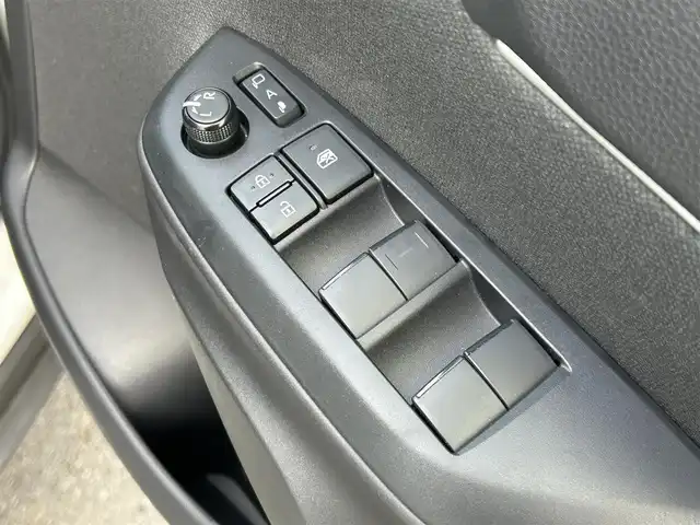 トヨタ ヤリスクロス ハイブリッド G 静岡県 2021(令3)年 1.6万km ホワイトパールクリスタルシャイン 純正ディスプレイオーディオナビ/　（AppleCarPlay/AndroidAuto/Bluetooth/）/フルセグTV/バックカメラ/トヨタセーフティセンス/プリクラッシュセーフティ/レーダークルーズコントロール/前後コーナーセンサー/レーンキープアシスト/純正ビルトインETC2.0/前後ドライブレコーダー/電動パーキングブレーキ/オートブレーキホールド/プッシュスタート/スマートキー/純正フロアマット/取扱い説明書/保証書