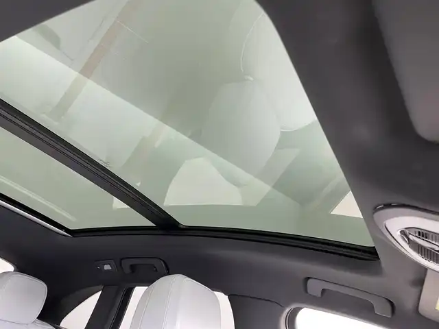 ポルシェ ポルシェ マカン T 埼玉県 2024(令6)年 2万km 白 サンルーフ　メーカーナビ　全方位カメラ　白レザーシート　ＢＯＳＥサウンド　メモリシート　前後ドライブレコーダー　シートヒーター　衝突被害軽減ブレーキ　純正アルミホイール　オートハイビーム　ＬＥＤライト