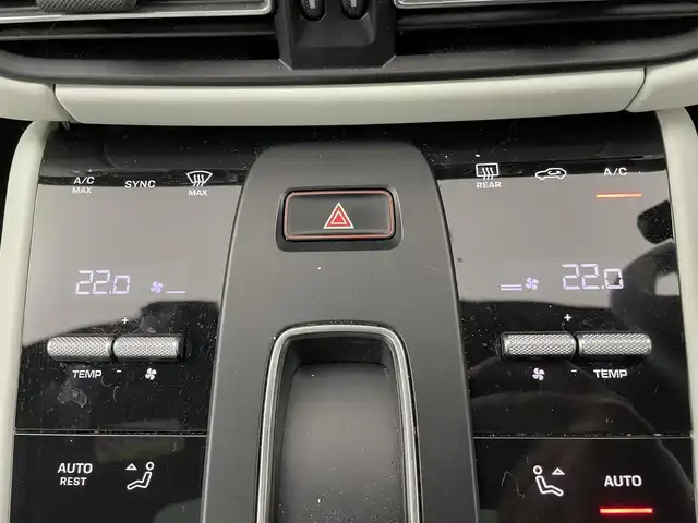 ポルシェ ポルシェ マカン T 埼玉県 2024(令6)年 2万km 白 サンルーフ　メーカーナビ　全方位カメラ　白レザーシート　ＢＯＳＥサウンド　メモリシート　前後ドライブレコーダー　シートヒーター　衝突被害軽減ブレーキ　純正アルミホイール　オートハイビーム　ＬＥＤライト