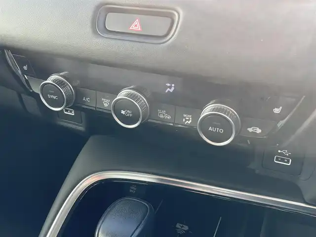 ホンダ ヴェゼル ハイブリッド e:HEV Z 熊本県 2022(令4)年 5.3万km プレミアムサンライトホワイトパール 純正ナビ/・AM/FM/USB/BT/・AppleCarPlay/AndroidAuto/・フルセグTV/バックカメラ/路外逸脱抑制機能/ブラインドスポットインフォメーション/踏み間違い衝突軽減システム/衝突軽減ブレーキ/オートマチックハイビーム/アダプティブクルーズコントロール/前後コーナーセンサー/革巻きステアリング/・ステアリングヒーター/・ステアリングリモコン/・パドルシフト/ハーフレザーシート/・D/N席シートヒーター/オートライト/・LEDライト/・フォグランプ/置くだけ充電/前後ドライブレコーダー/ETC2.0/電動格納ミラー/・ウィンカーミラー/電動サイドブレーキ/・ホールドボタン/ドアバイザー/トノカバー/純正フロアマット/純正アルミホイール/スマートキー/・スペアキー