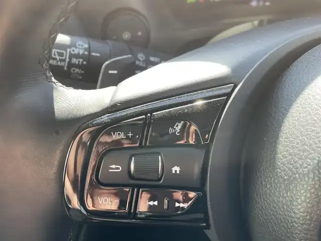 ホンダ ヴェゼル ハイブリッド e:HEV Z 熊本県 2022(令4)年 5.3万km プレミアムサンライトホワイトパール 純正ナビ/・AM/FM/USB/BT/・AppleCarPlay/AndroidAuto/・フルセグTV/バックカメラ/路外逸脱抑制機能/ブラインドスポットインフォメーション/踏み間違い衝突軽減システム/衝突軽減ブレーキ/オートマチックハイビーム/アダプティブクルーズコントロール/前後コーナーセンサー/革巻きステアリング/・ステアリングヒーター/・ステアリングリモコン/・パドルシフト/ハーフレザーシート/・D/N席シートヒーター/オートライト/・LEDライト/・フォグランプ/置くだけ充電/前後ドライブレコーダー/ETC2.0/電動格納ミラー/・ウィンカーミラー/電動サイドブレーキ/・ホールドボタン/ドアバイザー/トノカバー/純正フロアマット/純正アルミホイール/スマートキー/・スペアキー