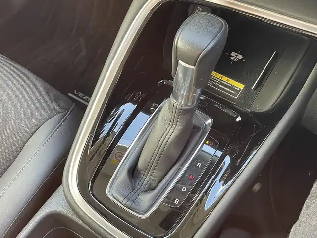 ホンダ ヴェゼル ハイブリッド e:HEV Z 熊本県 2022(令4)年 5.3万km プレミアムサンライトホワイトパール 純正ナビ/・AM/FM/USB/BT/・AppleCarPlay/AndroidAuto/・フルセグTV/バックカメラ/路外逸脱抑制機能/ブラインドスポットインフォメーション/踏み間違い衝突軽減システム/衝突軽減ブレーキ/オートマチックハイビーム/アダプティブクルーズコントロール/前後コーナーセンサー/革巻きステアリング/・ステアリングヒーター/・ステアリングリモコン/・パドルシフト/ハーフレザーシート/・D/N席シートヒーター/オートライト/・LEDライト/・フォグランプ/置くだけ充電/前後ドライブレコーダー/ETC2.0/電動格納ミラー/・ウィンカーミラー/電動サイドブレーキ/・ホールドボタン/ドアバイザー/トノカバー/純正フロアマット/純正アルミホイール/スマートキー/・スペアキー