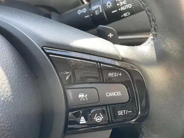 ホンダ ヴェゼル ハイブリッド e:HEV Z 熊本県 2022(令4)年 5.3万km プレミアムサンライトホワイトパール 純正ナビ/・AM/FM/USB/BT/・AppleCarPlay/AndroidAuto/・フルセグTV/バックカメラ/路外逸脱抑制機能/ブラインドスポットインフォメーション/踏み間違い衝突軽減システム/衝突軽減ブレーキ/オートマチックハイビーム/アダプティブクルーズコントロール/前後コーナーセンサー/革巻きステアリング/・ステアリングヒーター/・ステアリングリモコン/・パドルシフト/ハーフレザーシート/・D/N席シートヒーター/オートライト/・LEDライト/・フォグランプ/置くだけ充電/前後ドライブレコーダー/ETC2.0/電動格納ミラー/・ウィンカーミラー/電動サイドブレーキ/・ホールドボタン/ドアバイザー/トノカバー/純正フロアマット/純正アルミホイール/スマートキー/・スペアキー