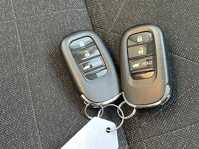 ホンダ ヴェゼル ハイブリッド e:HEV Z 熊本県 2022(令4)年 5.3万km プレミアムサンライトホワイトパール 純正ナビ/・AM/FM/USB/BT/・AppleCarPlay/AndroidAuto/・フルセグTV/バックカメラ/路外逸脱抑制機能/ブラインドスポットインフォメーション/踏み間違い衝突軽減システム/衝突軽減ブレーキ/オートマチックハイビーム/アダプティブクルーズコントロール/前後コーナーセンサー/革巻きステアリング/・ステアリングヒーター/・ステアリングリモコン/・パドルシフト/ハーフレザーシート/・D/N席シートヒーター/オートライト/・LEDライト/・フォグランプ/置くだけ充電/前後ドライブレコーダー/ETC2.0/電動格納ミラー/・ウィンカーミラー/電動サイドブレーキ/・ホールドボタン/ドアバイザー/トノカバー/純正フロアマット/純正アルミホイール/スマートキー/・スペアキー