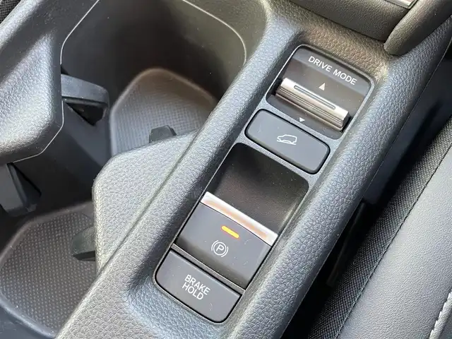 ホンダ ヴェゼル ハイブリッド e:HEV Z 熊本県 2022(令4)年 5.3万km プレミアムサンライトホワイトパール 純正ナビ/・AM/FM/USB/BT/・AppleCarPlay/AndroidAuto/・フルセグTV/バックカメラ/路外逸脱抑制機能/ブラインドスポットインフォメーション/踏み間違い衝突軽減システム/衝突軽減ブレーキ/オートマチックハイビーム/アダプティブクルーズコントロール/前後コーナーセンサー/革巻きステアリング/・ステアリングヒーター/・ステアリングリモコン/・パドルシフト/ハーフレザーシート/・D/N席シートヒーター/オートライト/・LEDライト/・フォグランプ/置くだけ充電/前後ドライブレコーダー/ETC2.0/電動格納ミラー/・ウィンカーミラー/電動サイドブレーキ/・ホールドボタン/ドアバイザー/トノカバー/純正フロアマット/純正アルミホイール/スマートキー/・スペアキー