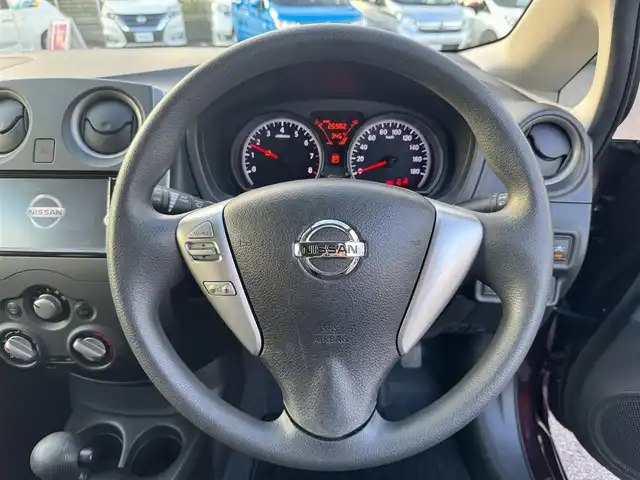日産 ノート X 三重県 2016(平28)年 3.5万km フランボワーズレッド アラウンドビューモニター/純正ナビ （Bluetooth/USB/SD/FM/AM/地デジTV/CD/DVD)/純正ドライブレコーダー(前)/エマージェンシーブレーキ/レーンキープアシスト（車線逸脱警報）/ソナー(フロント/バック)/アイドリングストップ/オートライト/スマートキー/プッシュスタート/ステアリングスイッチ/ドアバイザー