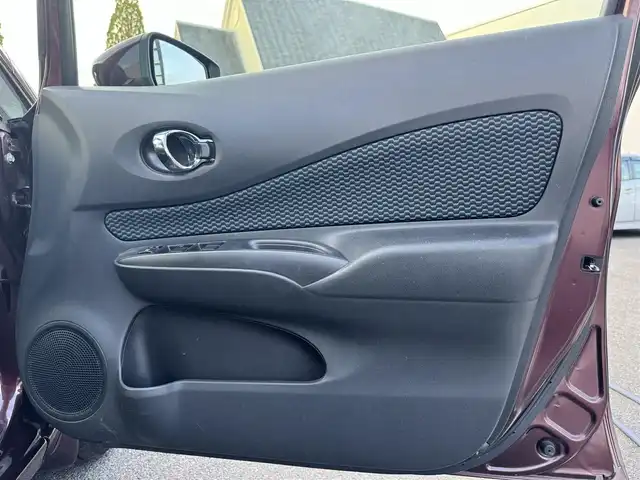 日産 ノート X 三重県 2016(平28)年 3.5万km フランボワーズレッド アラウンドビューモニター/純正ナビ （Bluetooth/USB/SD/FM/AM/地デジTV/CD/DVD)/純正ドライブレコーダー(前)/エマージェンシーブレーキ/レーンキープアシスト（車線逸脱警報）/ソナー(フロント/バック)/アイドリングストップ/オートライト/スマートキー/プッシュスタート/ステアリングスイッチ/ドアバイザー