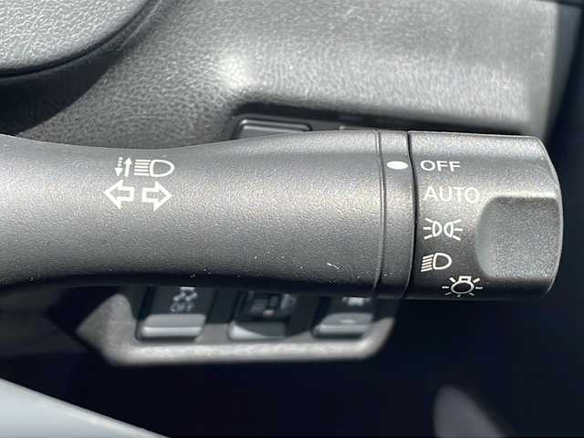日産 ノート X 三重県 2017(平29)年 1.1万km ホワイト 福祉車両/助手席回転シート/純正ナビ/全周囲モニター/コーナーセンサー/ETC/フロアマット/レーンキープアシスト/衝突軽減ブレーキ/アイドリングストップ/オートライト/ステアリングリモコン/電動格納ミラー/禁煙車