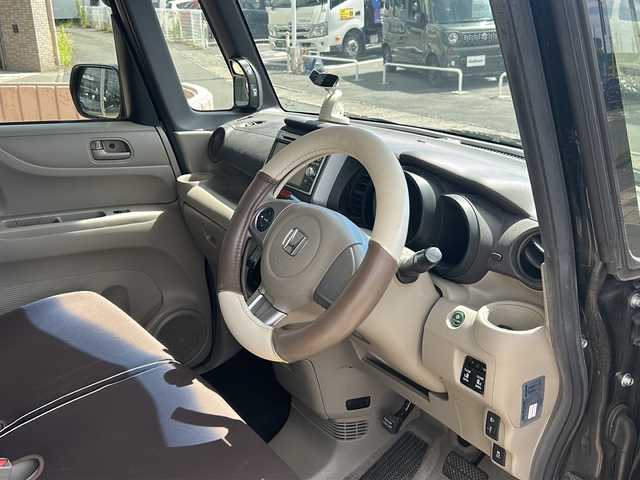 ホンダ Ｎ ＢＯＸ G Lパッケージ 静岡県 2012(平24)年 7.5万km クリスタルブラックパール 【主要装備】/純正ナビ　/両側パワースライドドア　/バックカメラ　/プッシュスタート　/スマートキー　/スペアキー有り　/横滑り防止機能　/バックカメラ　/純正フロアマット　/社外１３インチアルミホイール　/ワンセグテレビ　/ＵＳＢ