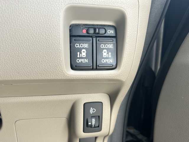 ホンダ Ｎ ＢＯＸ G Lパッケージ 静岡県 2012(平24)年 7.5万km クリスタルブラックパール 【主要装備】/純正ナビ　/両側パワースライドドア　/バックカメラ　/プッシュスタート　/スマートキー　/スペアキー有り　/横滑り防止機能　/バックカメラ　/純正フロアマット　/社外１３インチアルミホイール　/ワンセグテレビ　/ＵＳＢ