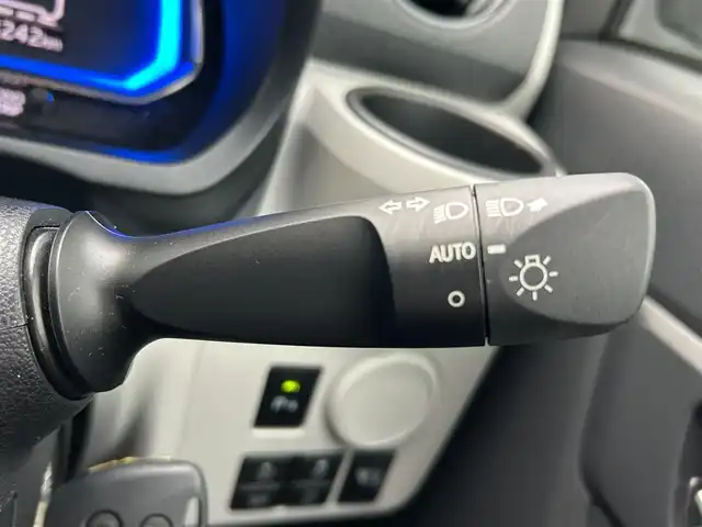 ダイハツ ミラ イース X SAⅢ 滋賀県 2023(令5)年 0.4万km スカイブルーメタリック 純正オーディオ【CK-W70D】/（AM/FM/CD/AUX）/前方ドライブレコーダー/踏み間違い防止アシスト/プリクラッシュブレーキアシスト/ヒルスタート（坂道発進）アシスト/前方衝突防止支援システム/TCS（トラクションコントロールシステム）/VDC（ビークルダイナミクスコントロール）/レーンキープアシスト/ABS（アンチロックブレーキシステム）/コーナー・バックセンサー（ソナー）/電動格納ミラー/アイドリングストップ/オートライト/オートハイビーム/LEDヘッドライト/マニュアルエアコン/リモコンキー/純正フロアマット