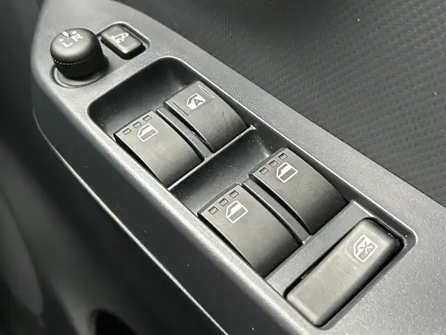 ダイハツ ミラ イース X SAⅢ 滋賀県 2023(令5)年 0.4万km スカイブルーメタリック 純正オーディオ【CK-W70D】/（AM/FM/CD/AUX）/前方ドライブレコーダー/踏み間違い防止アシスト/プリクラッシュブレーキアシスト/ヒルスタート（坂道発進）アシスト/前方衝突防止支援システム/TCS（トラクションコントロールシステム）/VDC（ビークルダイナミクスコントロール）/レーンキープアシスト/ABS（アンチロックブレーキシステム）/コーナー・バックセンサー（ソナー）/電動格納ミラー/アイドリングストップ/オートライト/オートハイビーム/LEDヘッドライト/マニュアルエアコン/リモコンキー/純正フロアマット