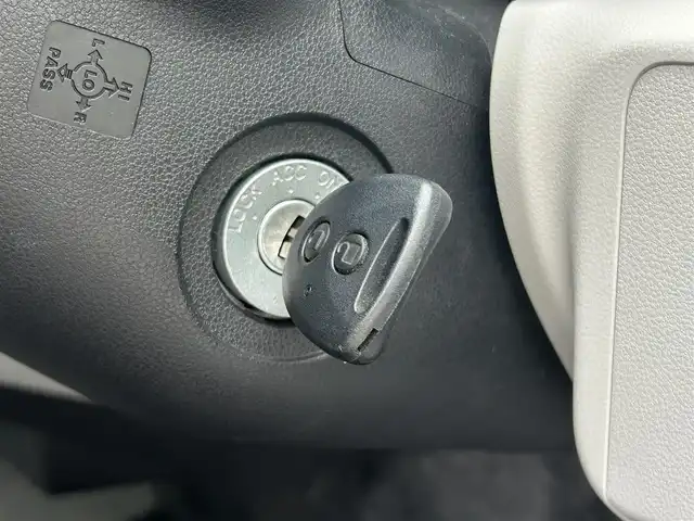 ダイハツ ミラ イース X SAⅢ 滋賀県 2023(令5)年 0.4万km スカイブルーメタリック 純正オーディオ【CK-W70D】/（AM/FM/CD/AUX）/前方ドライブレコーダー/踏み間違い防止アシスト/プリクラッシュブレーキアシスト/ヒルスタート（坂道発進）アシスト/前方衝突防止支援システム/TCS（トラクションコントロールシステム）/VDC（ビークルダイナミクスコントロール）/レーンキープアシスト/ABS（アンチロックブレーキシステム）/コーナー・バックセンサー（ソナー）/電動格納ミラー/アイドリングストップ/オートライト/オートハイビーム/LEDヘッドライト/マニュアルエアコン/リモコンキー/純正フロアマット