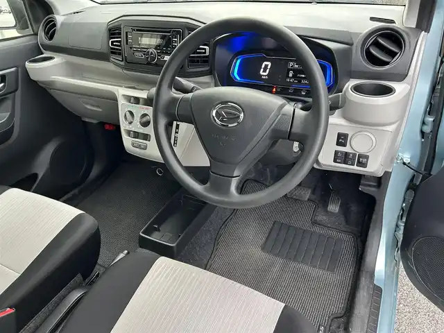 ダイハツ ミラ イース X SAⅢ 滋賀県 2023(令5)年 0.4万km スカイブルーメタリック 純正オーディオ【CK-W70D】/（AM/FM/CD/AUX）/前方ドライブレコーダー/踏み間違い防止アシスト/プリクラッシュブレーキアシスト/ヒルスタート（坂道発進）アシスト/前方衝突防止支援システム/TCS（トラクションコントロールシステム）/VDC（ビークルダイナミクスコントロール）/レーンキープアシスト/ABS（アンチロックブレーキシステム）/コーナー・バックセンサー（ソナー）/電動格納ミラー/アイドリングストップ/オートライト/オートハイビーム/LEDヘッドライト/マニュアルエアコン/リモコンキー/純正フロアマット