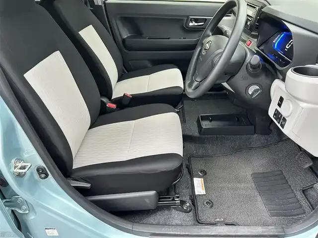 ダイハツ ミラ イース X SAⅢ 滋賀県 2023(令5)年 0.4万km スカイブルーメタリック 純正オーディオ【CK-W70D】/（AM/FM/CD/AUX）/前方ドライブレコーダー/踏み間違い防止アシスト/プリクラッシュブレーキアシスト/ヒルスタート（坂道発進）アシスト/前方衝突防止支援システム/TCS（トラクションコントロールシステム）/VDC（ビークルダイナミクスコントロール）/レーンキープアシスト/ABS（アンチロックブレーキシステム）/コーナー・バックセンサー（ソナー）/電動格納ミラー/アイドリングストップ/オートライト/オートハイビーム/LEDヘッドライト/マニュアルエアコン/リモコンキー/純正フロアマット