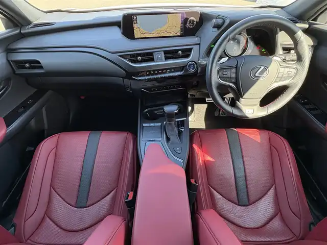 レクサス ＵＸ 250h Fスポーツ 大分県 2021(令3)年 4万km ホワイトノーヴァガラスフレーク ・純正10.3インチナビ/（BT/CD/DVD/フルセグ/USB/SD/Miracast）/・TRDエアロ/・ムーンルーフ/・赤レザーシート/・全方位カメラ/・三眼LEDヘッドライト/・ヘッドアップディスプレイ/・レーダークルーズコントロール/・ドライブレコーダー/・ETC2.0/・テレビキャンセラー/・パワーバックドア/・シートヒーター/・ベンチレーション/・プリクラッシュセーフティ/・クリアランスソナー/・ドライブモード/・ブレーキホールド/・BSM/・パドルシフト/・純正アルミホイール