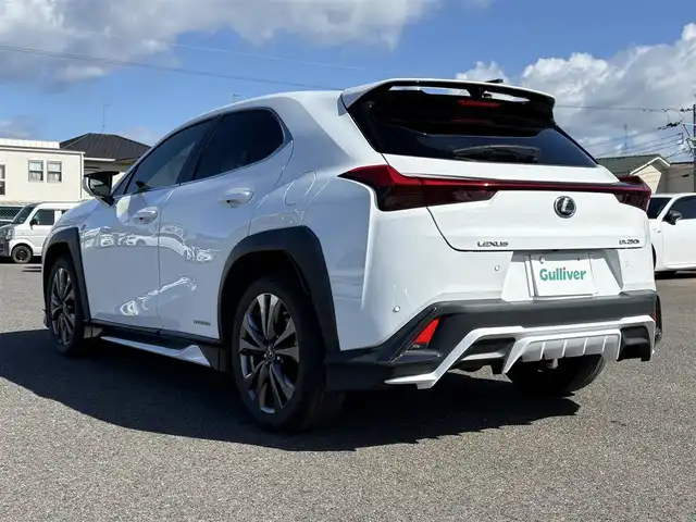 レクサス ＵＸ 250h Fスポーツ 大分県 2021(令3)年 4万km ホワイトノーヴァガラスフレーク ・純正10.3インチナビ/（BT/CD/DVD/フルセグ/USB/SD/Miracast）/・TRDエアロ/・ムーンルーフ/・赤レザーシート/・全方位カメラ/・三眼LEDヘッドライト/・ヘッドアップディスプレイ/・レーダークルーズコントロール/・ドライブレコーダー/・ETC2.0/・テレビキャンセラー/・パワーバックドア/・シートヒーター/・ベンチレーション/・プリクラッシュセーフティ/・クリアランスソナー/・ドライブモード/・ブレーキホールド/・BSM/・パドルシフト/・純正アルミホイール
