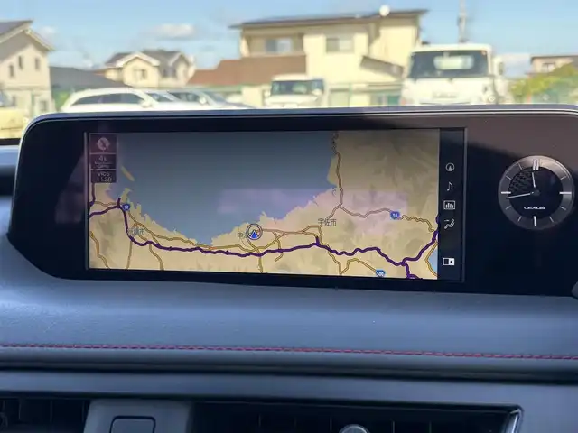 レクサス ＵＸ 250h Fスポーツ 大分県 2021(令3)年 4万km ホワイトノーヴァガラスフレーク ・純正10.3インチナビ/（BT/CD/DVD/フルセグ/USB/SD/Miracast）/・TRDエアロ/・ムーンルーフ/・赤レザーシート/・全方位カメラ/・三眼LEDヘッドライト/・ヘッドアップディスプレイ/・レーダークルーズコントロール/・ドライブレコーダー/・ETC2.0/・テレビキャンセラー/・パワーバックドア/・シートヒーター/・ベンチレーション/・プリクラッシュセーフティ/・クリアランスソナー/・ドライブモード/・ブレーキホールド/・BSM/・パドルシフト/・純正アルミホイール