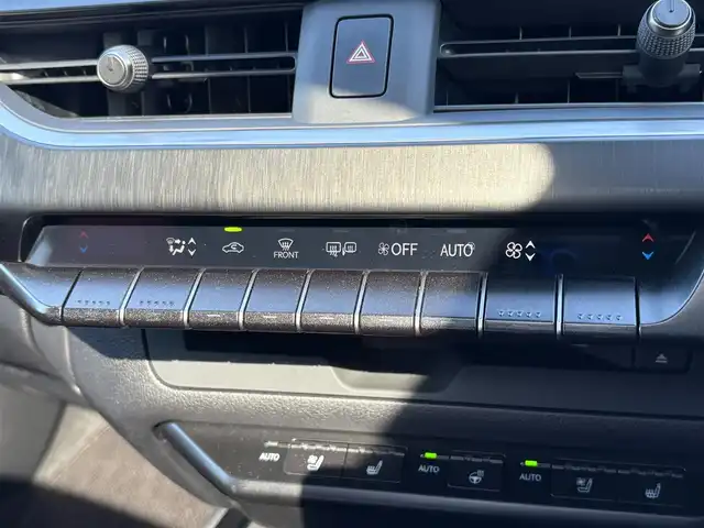 レクサス ＵＸ 250h Fスポーツ 大分県 2021(令3)年 4万km ホワイトノーヴァガラスフレーク ・純正10.3インチナビ/（BT/CD/DVD/フルセグ/USB/SD/Miracast）/・TRDエアロ/・ムーンルーフ/・赤レザーシート/・全方位カメラ/・三眼LEDヘッドライト/・ヘッドアップディスプレイ/・レーダークルーズコントロール/・ドライブレコーダー/・ETC2.0/・テレビキャンセラー/・パワーバックドア/・シートヒーター/・ベンチレーション/・プリクラッシュセーフティ/・クリアランスソナー/・ドライブモード/・ブレーキホールド/・BSM/・パドルシフト/・純正アルミホイール