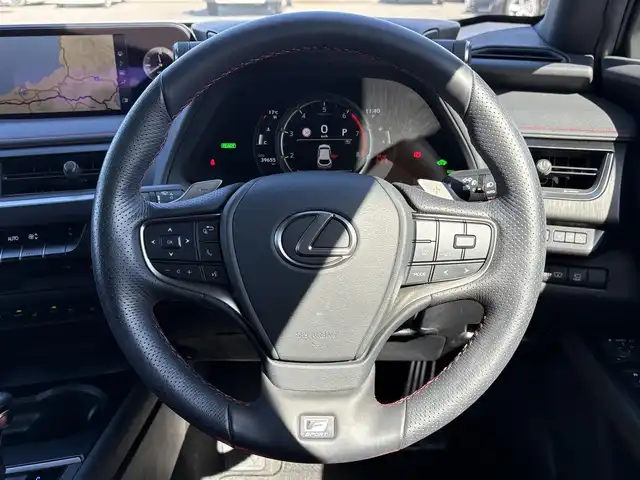 レクサス ＵＸ 250h Fスポーツ 大分県 2021(令3)年 4万km ホワイトノーヴァガラスフレーク ・純正10.3インチナビ/（BT/CD/DVD/フルセグ/USB/SD/Miracast）/・TRDエアロ/・ムーンルーフ/・赤レザーシート/・全方位カメラ/・三眼LEDヘッドライト/・ヘッドアップディスプレイ/・レーダークルーズコントロール/・ドライブレコーダー/・ETC2.0/・テレビキャンセラー/・パワーバックドア/・シートヒーター/・ベンチレーション/・プリクラッシュセーフティ/・クリアランスソナー/・ドライブモード/・ブレーキホールド/・BSM/・パドルシフト/・純正アルミホイール