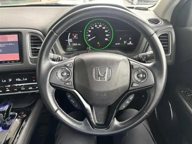 ホンダ ヴェゼル ハイブリッド Z ホンダセンシング 京都府 2017(平29)年 3.1万km クリスタルブラックパール ホンダセンシング/・アクティブクルーズコントロール/・車線維持支援システム/・衝突軽減ブレーキ/・路外逸脱抑制機能/・誤発進抑制機能/・先行車発進お知ら機能/ギャザーズ8インチメモリーナビ、地デジ、Bluetooth/バックカメラ/パドルシフト/運転席メモリーシート/前席パワーシート/HDMI端子、USB端子/純正ドライブレコーダー/ビルトインETC/LEDヘッドランプ/純正17インチアルミホイール