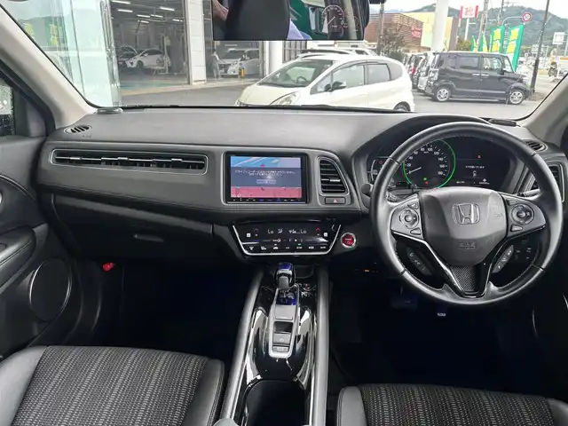ホンダ ヴェゼル ハイブリッド Z ホンダセンシング 京都府 2017(平29)年 3.1万km クリスタルブラックパール ホンダセンシング/・アクティブクルーズコントロール/・車線維持支援システム/・衝突軽減ブレーキ/・路外逸脱抑制機能/・誤発進抑制機能/・先行車発進お知ら機能/ギャザーズ8インチメモリーナビ、地デジ、Bluetooth/バックカメラ/パドルシフト/運転席メモリーシート/前席パワーシート/HDMI端子、USB端子/純正ドライブレコーダー/ビルトインETC/LEDヘッドランプ/純正17インチアルミホイール