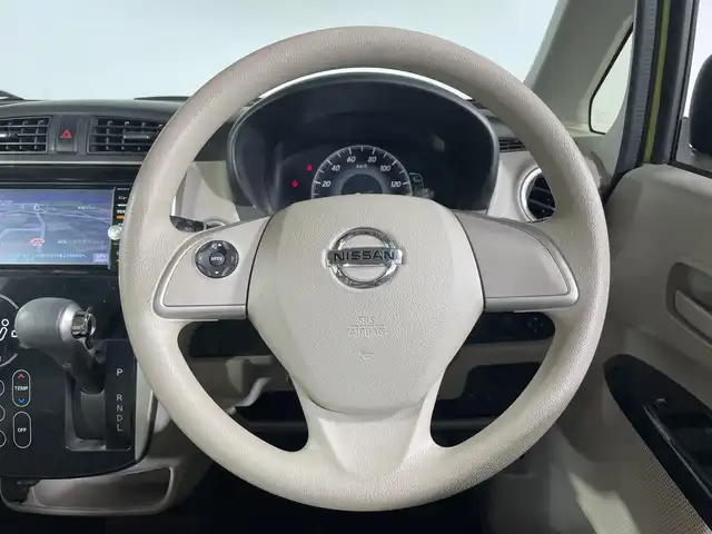 日産 デイズ X 神奈川県 2015(平27)年 2.2万km レモンライム 純正7型SDナビゲーション【MC315D-W】/フルセグ Bluetooth CD DVD SD iPod USB/アラウンドビューモニター/エマージェンシーブレーキ/横滑り抑制機能/プッシュスタート/ステアリングスイッチ/純正フロアマット/アイドリングストップ/ヘッドライトレベライザー/電動格納ミラー/スマートキー/スペアキー