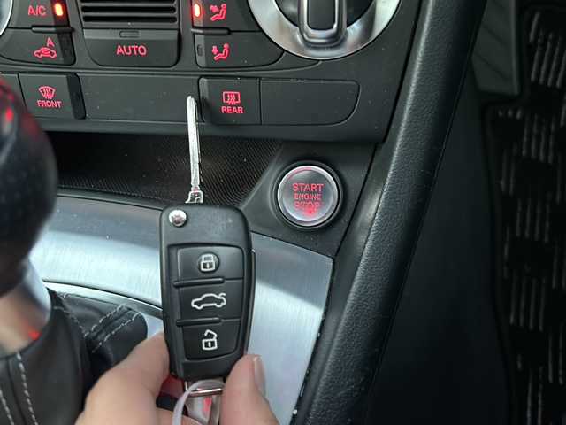 アウディ Ｑ３ 2．0 TFSI クワトロ 170PS Sライン 愛知県 2014(平26)年 7.5万km パール 禁煙車/純正ナビ/　AM/FM/BT/DVD/ワンセグTV/S lineパッケージ/前後クリアランスソナー/ビルトインETC/バックカメラ/ルーフレール/パドルシフト/HIDヘッドライト/フォグランプ/オートライト/革巻きステアリング/ステアリングスイッチ/純正フロアマット/電子パーキング/プッシュスタート/電子パーキング/取説/保証書/W＋サイドエアバッグ