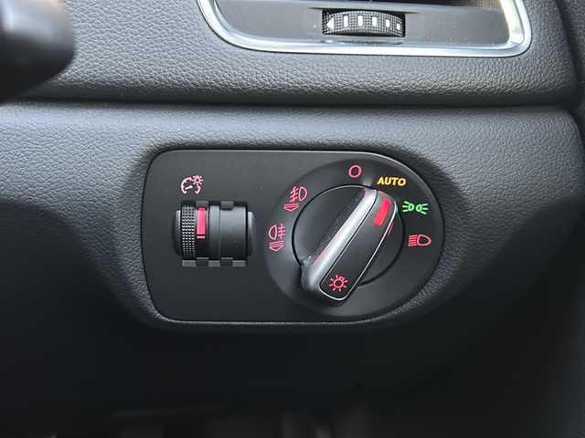 アウディ Ｑ３ 2．0 TFSI クワトロ 170PS Sライン 愛知県 2014(平26)年 7.5万km パール 禁煙車/純正ナビ/　AM/FM/BT/DVD/ワンセグTV/S lineパッケージ/前後クリアランスソナー/ビルトインETC/バックカメラ/ルーフレール/パドルシフト/HIDヘッドライト/フォグランプ/オートライト/革巻きステアリング/ステアリングスイッチ/純正フロアマット/電子パーキング/プッシュスタート/電子パーキング/取説/保証書/W＋サイドエアバッグ