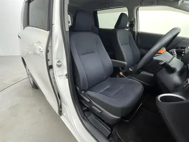 トヨタ シエンタ G 福井県 2017(平29)年 8.4万km ホワイトパールクリスタルシャイン 社外ＳＤナビ　型式：ＣＮ－ＲＥ０３ＷＤ/（Ｉｐｏｄ／ＴＶ／ＣＤ／ＤＶＤ／ＢＴ／ＦＭ／ＡＭ）/両側パワースライドドア/純正ビルトインＥＴＣ/７人乗り仕様/純正ＬＥＤヘッドライト/トヨタセーフティセンス