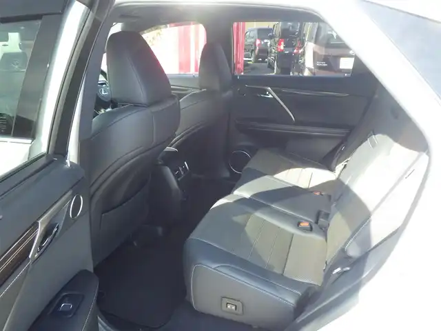 レクサス ＲＸ 450h Fスポーツ 千葉県 2018(平30)年 5.3万km ホワイトノーヴァガラスフレーク Lexus Safety System+/・プリクラッシュセーフティ/・レーンディパーチャーアラート/・オートハイビーム/・レーダークルーズコントロール/・ブラインドスポットモニター/・RCTA（リヤクロストラフィックアラート）/パワーバックドア/ブラックレザーシート/前席パワーシート/エアシート/シートヒーター/リア電動リクライニングシート/純正SDナビ/地デジTV/【BD/DVD/CD再生機能　Bluetooth接続】/バックカメラ/革巻きステアリング/ステアリングスイッチ/パドルシフト/ETC（2.0）/3眼LEDヘッドライト/フォグライト/ウインカーミラー/クリアランスソナー/純正20インチアルミホイル/サイド/カーテンエアバッグ/スマートキー