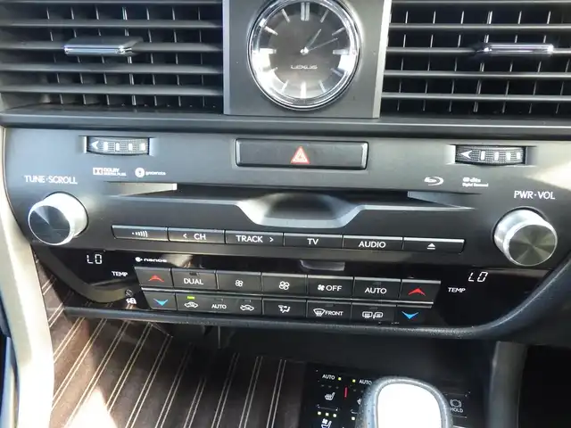 レクサス ＲＸ 450h Fスポーツ 千葉県 2018(平30)年 5.3万km ホワイトノーヴァガラスフレーク Lexus Safety System+/・プリクラッシュセーフティ/・レーンディパーチャーアラート/・オートハイビーム/・レーダークルーズコントロール/・ブラインドスポットモニター/・RCTA（リヤクロストラフィックアラート）/パワーバックドア/ブラックレザーシート/前席パワーシート/エアシート/シートヒーター/リア電動リクライニングシート/純正SDナビ/地デジTV/【BD/DVD/CD再生機能　Bluetooth接続】/バックカメラ/革巻きステアリング/ステアリングスイッチ/パドルシフト/ETC（2.0）/3眼LEDヘッドライト/フォグライト/ウインカーミラー/クリアランスソナー/純正20インチアルミホイル/サイド/カーテンエアバッグ/スマートキー