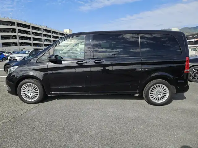 メルセデス・ベンツ Ｖ２２０ d 香川県 2016(平28)年 8.4万km オブシディアンブラックM レーダーセーフティパッケージ/純正8.4型ナビ/フルセグTV/カロッツェリア後席フリップダウンモニター/両側パワースライドドア/パワーバックドア/360°カメラシステム/ETC2.0/前後ドライブレコーダー/ディストロニックプラス/パークトロニック/レーンキーピングアシスト/衝突警告システム/PRE-SAFE/ターボ/LEDヘッドランプ/インテリジェントライトシステム/アダプティブハイビームシステム/革巻きステアリング/ステアリングスイッチ/前席メモリー機能付パワーシート/前席シートヒーター/純正17インチアルミホイール/スマートキー/禁煙車