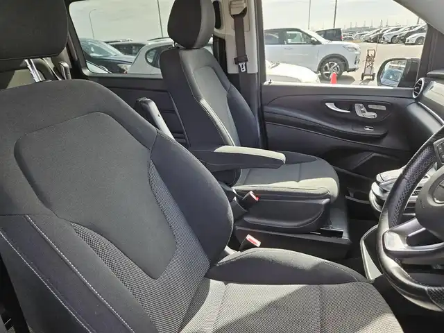 メルセデス・ベンツ Ｖ２２０ d 香川県 2016(平28)年 8.4万km オブシディアンブラックM レーダーセーフティパッケージ/純正8.4型ナビ/フルセグTV/カロッツェリア後席フリップダウンモニター/両側パワースライドドア/パワーバックドア/360°カメラシステム/ETC2.0/前後ドライブレコーダー/ディストロニックプラス/パークトロニック/レーンキーピングアシスト/衝突警告システム/PRE-SAFE/ターボ/LEDヘッドランプ/インテリジェントライトシステム/アダプティブハイビームシステム/革巻きステアリング/ステアリングスイッチ/前席メモリー機能付パワーシート/前席シートヒーター/純正17インチアルミホイール/スマートキー/禁煙車