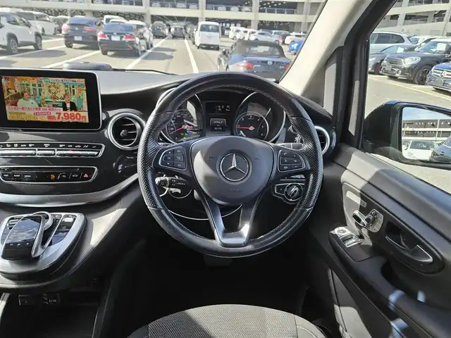メルセデス・ベンツ Ｖ２２０ d 香川県 2016(平28)年 8.4万km オブシディアンブラックM レーダーセーフティパッケージ/純正8.4型ナビ/フルセグTV/カロッツェリア後席フリップダウンモニター/両側パワースライドドア/パワーバックドア/360°カメラシステム/ETC2.0/前後ドライブレコーダー/ディストロニックプラス/パークトロニック/レーンキーピングアシスト/衝突警告システム/PRE-SAFE/ターボ/LEDヘッドランプ/インテリジェントライトシステム/アダプティブハイビームシステム/革巻きステアリング/ステアリングスイッチ/前席メモリー機能付パワーシート/前席シートヒーター/純正17インチアルミホイール/スマートキー/禁煙車