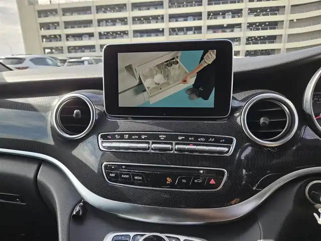 メルセデス・ベンツ Ｖ２２０ d 香川県 2016(平28)年 8.4万km オブシディアンブラックM レーダーセーフティパッケージ/純正8.4型ナビ/フルセグTV/カロッツェリア後席フリップダウンモニター/両側パワースライドドア/パワーバックドア/360°カメラシステム/ETC2.0/前後ドライブレコーダー/ディストロニックプラス/パークトロニック/レーンキーピングアシスト/衝突警告システム/PRE-SAFE/ターボ/LEDヘッドランプ/インテリジェントライトシステム/アダプティブハイビームシステム/革巻きステアリング/ステアリングスイッチ/前席メモリー機能付パワーシート/前席シートヒーター/純正17インチアルミホイール/スマートキー/禁煙車