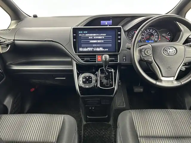 トヨタ ヴォクシー ZS 煌 千葉県 2018(平30)年 4.7万km ホワイトパールクリスタルシャイン 禁煙車/トヨタセーフティセンス/・レーンディパーチャーアラート/・クリアランスソナー/・クルーズコントロール/両側パワースライドドア/純正10インチメモリナビ/・型番：NSZN-Z66T/・CD/DVD/Bluetooth/フルセグTV/・バックカメラ/・ビルトインETC2.0/12.1インチフリップダウンモニター/革巻きステアリング/・ステアリングスイッチ/MT付きAT/左右独立エアコン/純正フロアマット/純正16インチAW/オートライト/・オートマチックハイビーム/・LEDヘッドライト/・LEDフォグランプ