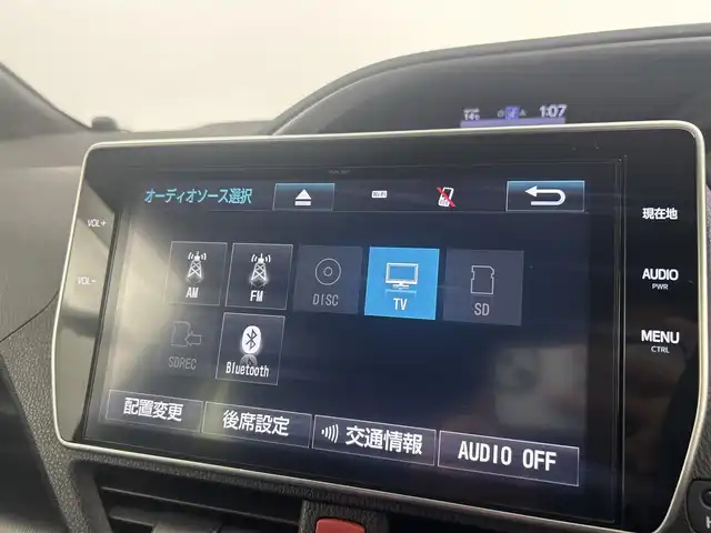 トヨタ ヴォクシー ZS 煌 千葉県 2018(平30)年 4.7万km ホワイトパールクリスタルシャイン 禁煙車/トヨタセーフティセンス/・レーンディパーチャーアラート/・クリアランスソナー/・クルーズコントロール/両側パワースライドドア/純正10インチメモリナビ/・型番：NSZN-Z66T/・CD/DVD/Bluetooth/フルセグTV/・バックカメラ/・ビルトインETC2.0/12.1インチフリップダウンモニター/革巻きステアリング/・ステアリングスイッチ/MT付きAT/左右独立エアコン/純正フロアマット/純正16インチAW/オートライト/・オートマチックハイビーム/・LEDヘッドライト/・LEDフォグランプ