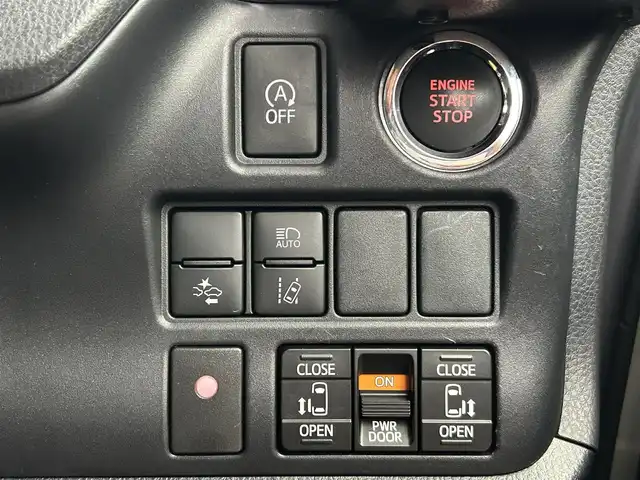 トヨタ ヴォクシー ZS 煌 千葉県 2018(平30)年 4.7万km ホワイトパールクリスタルシャイン 禁煙車/トヨタセーフティセンス/・レーンディパーチャーアラート/・クリアランスソナー/・クルーズコントロール/両側パワースライドドア/純正10インチメモリナビ/・型番：NSZN-Z66T/・CD/DVD/Bluetooth/フルセグTV/・バックカメラ/・ビルトインETC2.0/12.1インチフリップダウンモニター/革巻きステアリング/・ステアリングスイッチ/MT付きAT/左右独立エアコン/純正フロアマット/純正16インチAW/オートライト/・オートマチックハイビーム/・LEDヘッドライト/・LEDフォグランプ