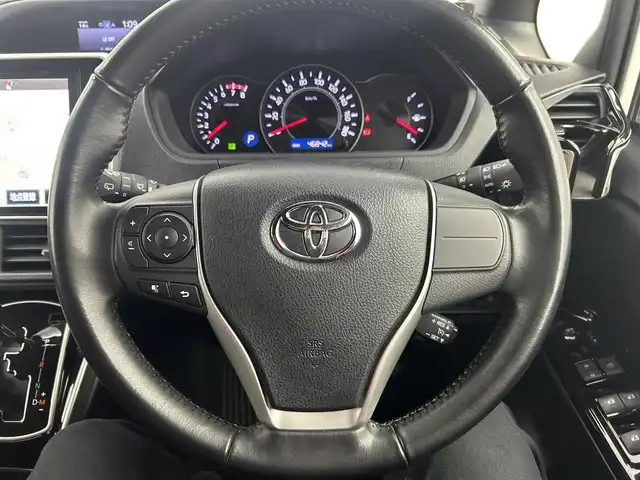 トヨタ ヴォクシー ZS 煌 千葉県 2018(平30)年 4.7万km ホワイトパールクリスタルシャイン 禁煙車/トヨタセーフティセンス/・レーンディパーチャーアラート/・クリアランスソナー/・クルーズコントロール/両側パワースライドドア/純正10インチメモリナビ/・型番：NSZN-Z66T/・CD/DVD/Bluetooth/フルセグTV/・バックカメラ/・ビルトインETC2.0/12.1インチフリップダウンモニター/革巻きステアリング/・ステアリングスイッチ/MT付きAT/左右独立エアコン/純正フロアマット/純正16インチAW/オートライト/・オートマチックハイビーム/・LEDヘッドライト/・LEDフォグランプ