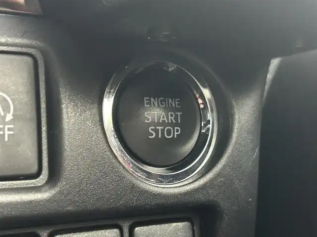 トヨタ ヴォクシー ZS 煌 千葉県 2018(平30)年 4.7万km ホワイトパールクリスタルシャイン 禁煙車/トヨタセーフティセンス/・レーンディパーチャーアラート/・クリアランスソナー/・クルーズコントロール/両側パワースライドドア/純正10インチメモリナビ/・型番：NSZN-Z66T/・CD/DVD/Bluetooth/フルセグTV/・バックカメラ/・ビルトインETC2.0/12.1インチフリップダウンモニター/革巻きステアリング/・ステアリングスイッチ/MT付きAT/左右独立エアコン/純正フロアマット/純正16インチAW/オートライト/・オートマチックハイビーム/・LEDヘッドライト/・LEDフォグランプ