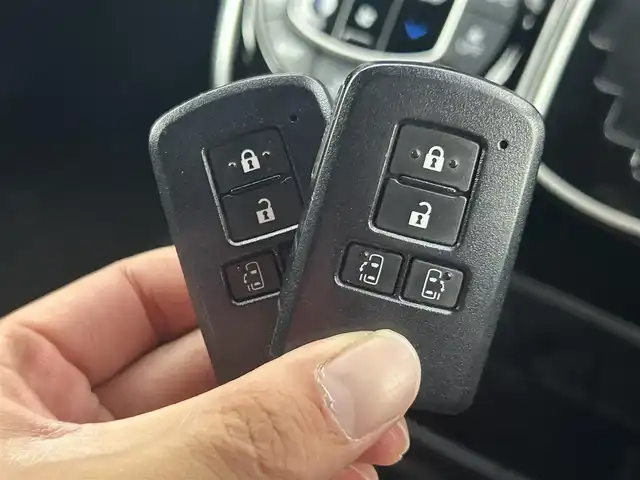 トヨタ ヴォクシー ZS 煌 千葉県 2018(平30)年 4.7万km ホワイトパールクリスタルシャイン 禁煙車/トヨタセーフティセンス/・レーンディパーチャーアラート/・クリアランスソナー/・クルーズコントロール/両側パワースライドドア/純正10インチメモリナビ/・型番：NSZN-Z66T/・CD/DVD/Bluetooth/フルセグTV/・バックカメラ/・ビルトインETC2.0/12.1インチフリップダウンモニター/革巻きステアリング/・ステアリングスイッチ/MT付きAT/左右独立エアコン/純正フロアマット/純正16インチAW/オートライト/・オートマチックハイビーム/・LEDヘッドライト/・LEDフォグランプ